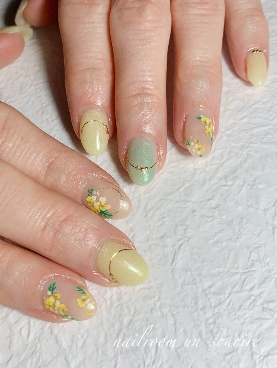 シンプル フラワー ホワイト イエロー Un Sourireのネイルデザイン No ネイルブック