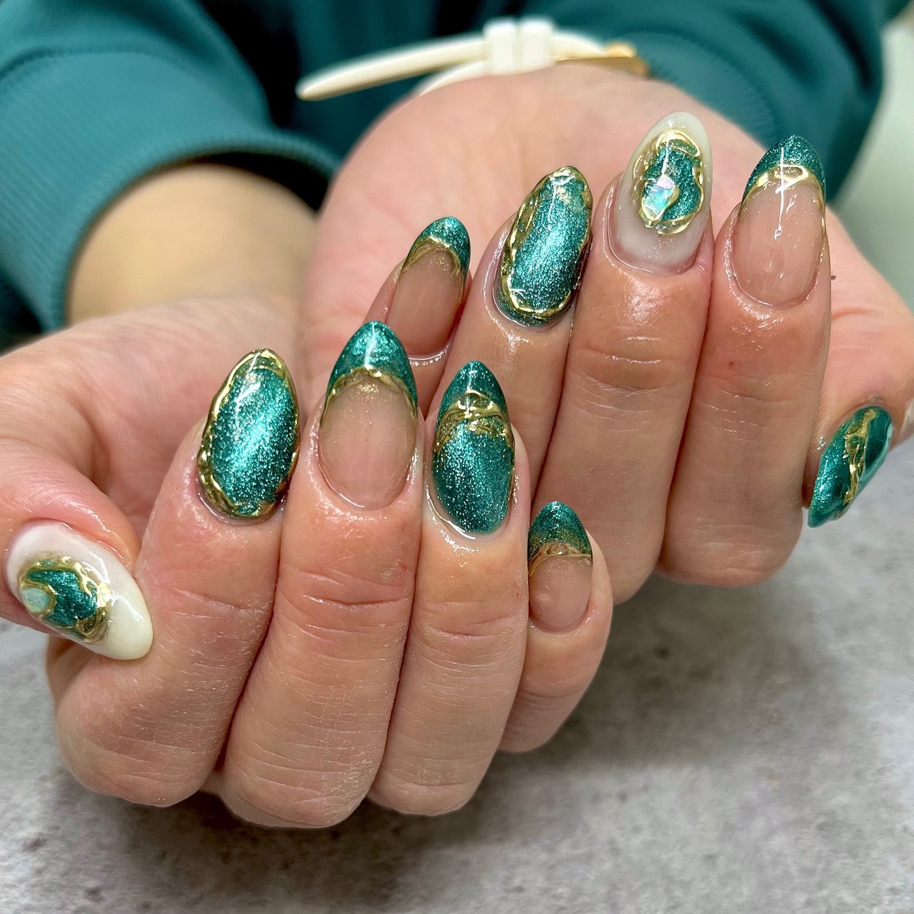 ホワイト グリーン ゴールド Crystal R Nail Salon のネイルデザイン No ネイルブック