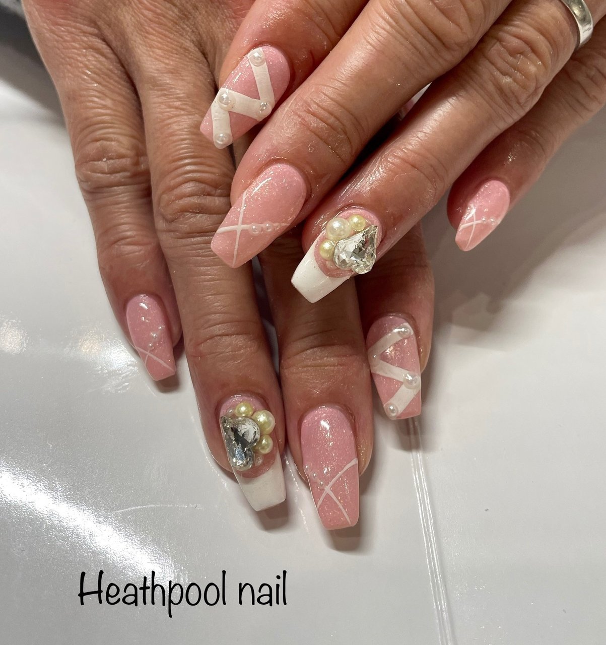 ハンド フレンチ ビジュー ハート パール Heathpoolnailのネイルデザイン No ネイルブック