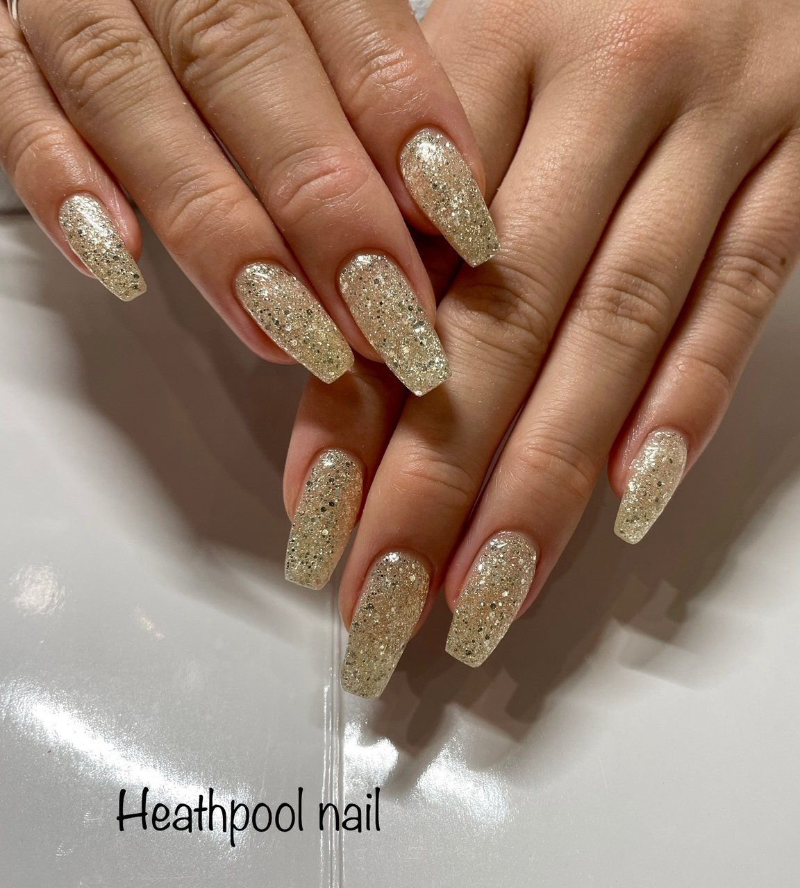 ハンド ホログラム ラメ ワンカラー ゴールド Heathpoolnailのネイルデザイン No ネイルブック