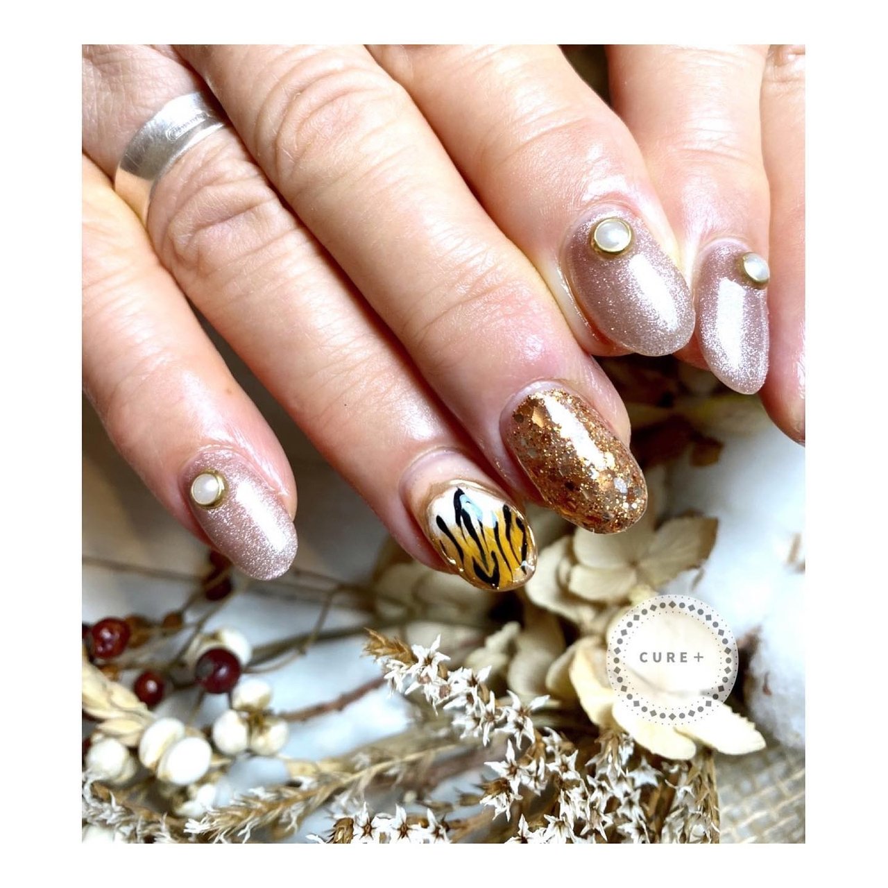 オールシーズン ハンド ホログラム アニマル柄 パール ネイリスト ゆみ のネイルデザイン No ネイルブック