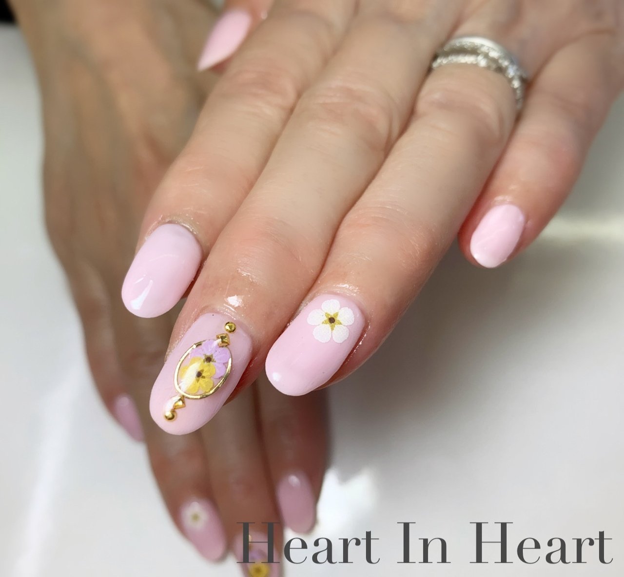 春 オフィス シンプル ワンカラー フラワー Heart In Heartのネイルデザイン No ネイルブック