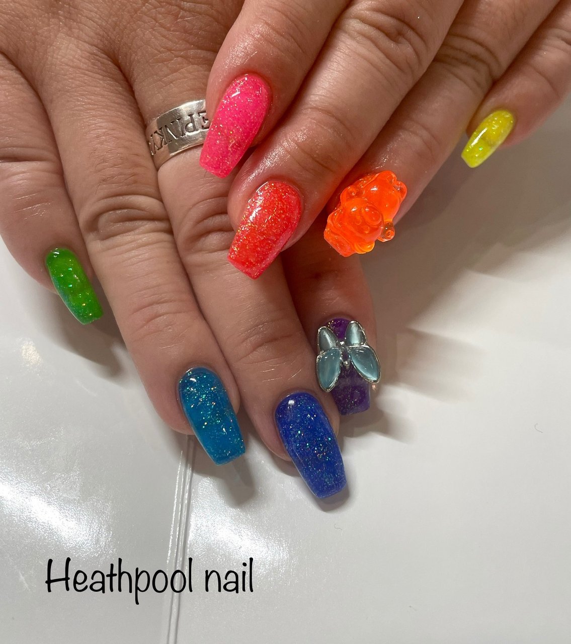 ハンド ラメ キャラクター カラフル ネオンカラー Heathpoolnailのネイルデザイン No ネイルブック