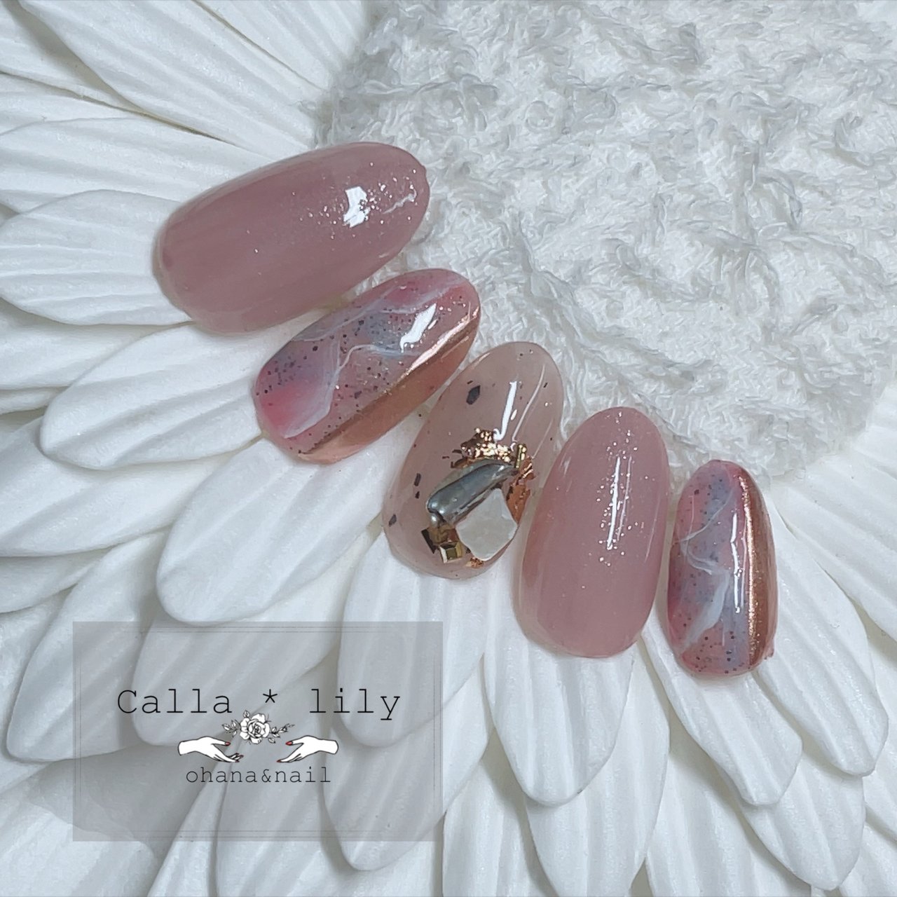 春 夏 ハンド ラメ シェル Calla Lily パラジェル フィルインサロンのネイルデザイン No ネイルブック