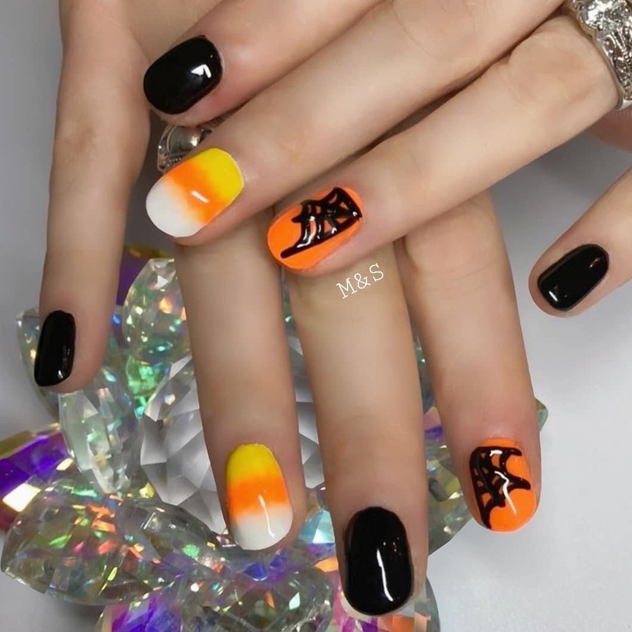 ハロウィン ハンド オレンジ イエロー ブラック Moaura Nails Sunny Latteのネイルデザイン No ネイルブック