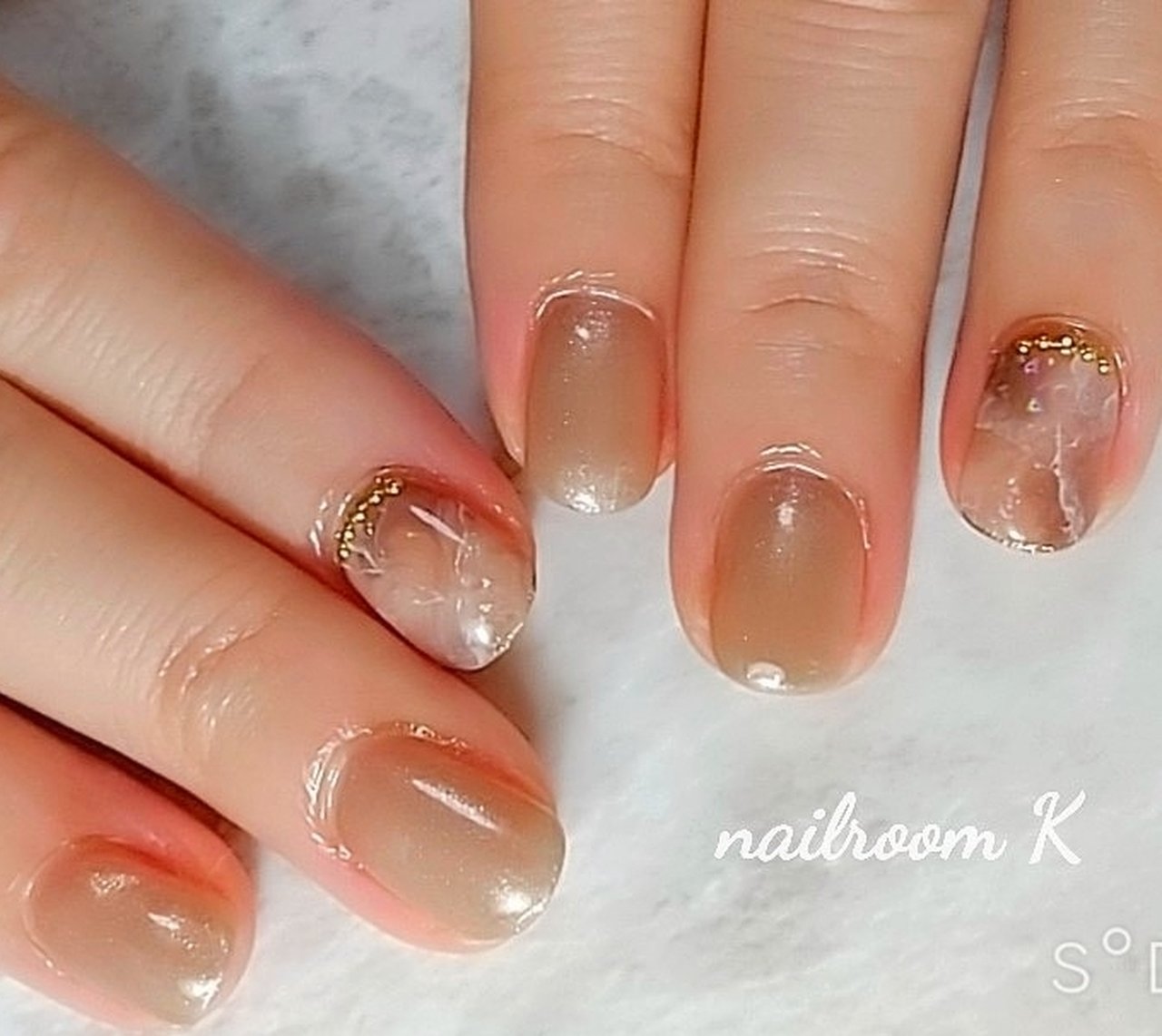 大理石 ニュアンス ベージュ ブラウン ジェルネイル Nailroom Kのネイルデザイン No ネイルブック