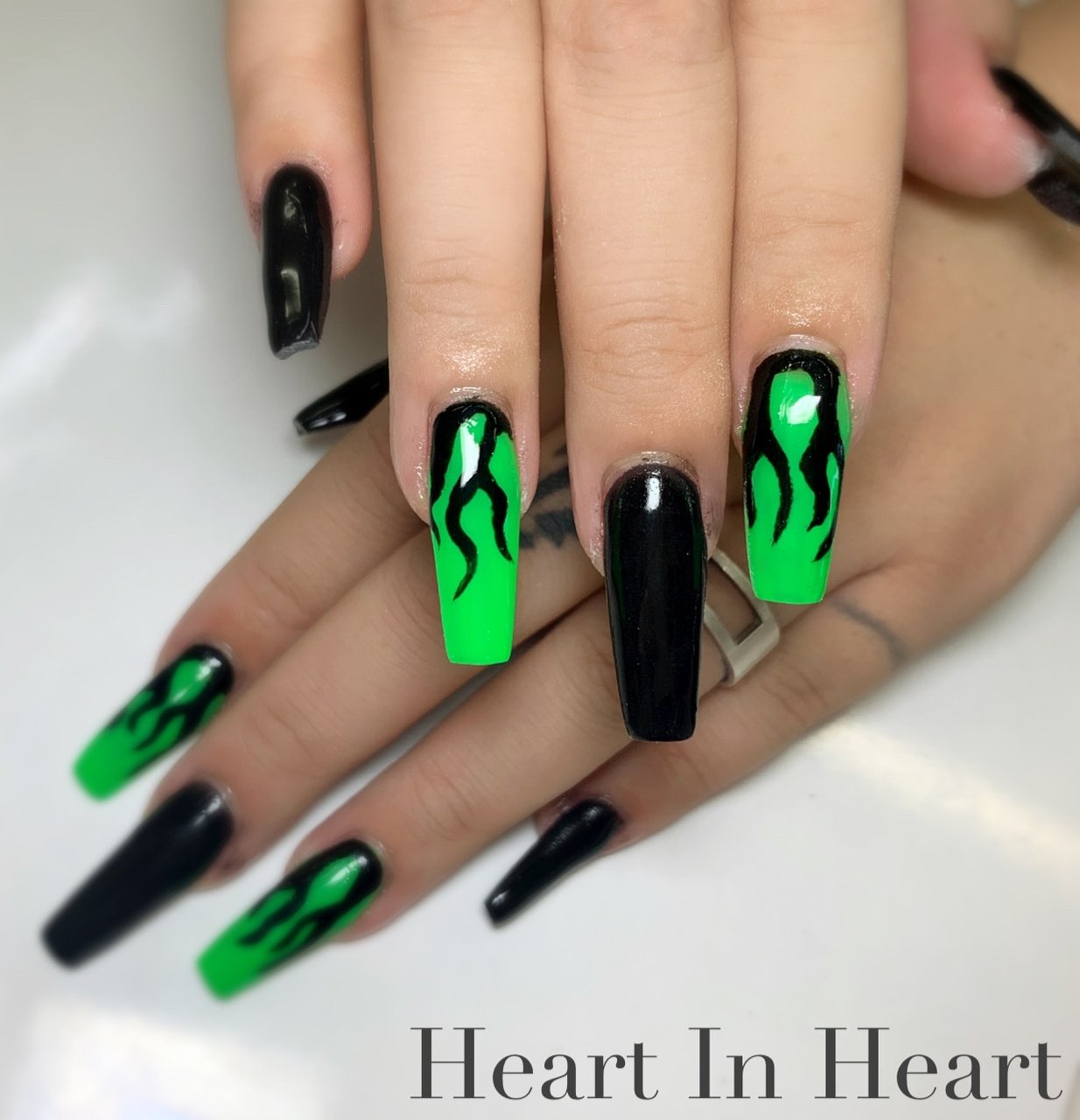 オールシーズン ハンド ロング グリーン ブラック Heart In Heartのネイルデザイン No ネイルブック