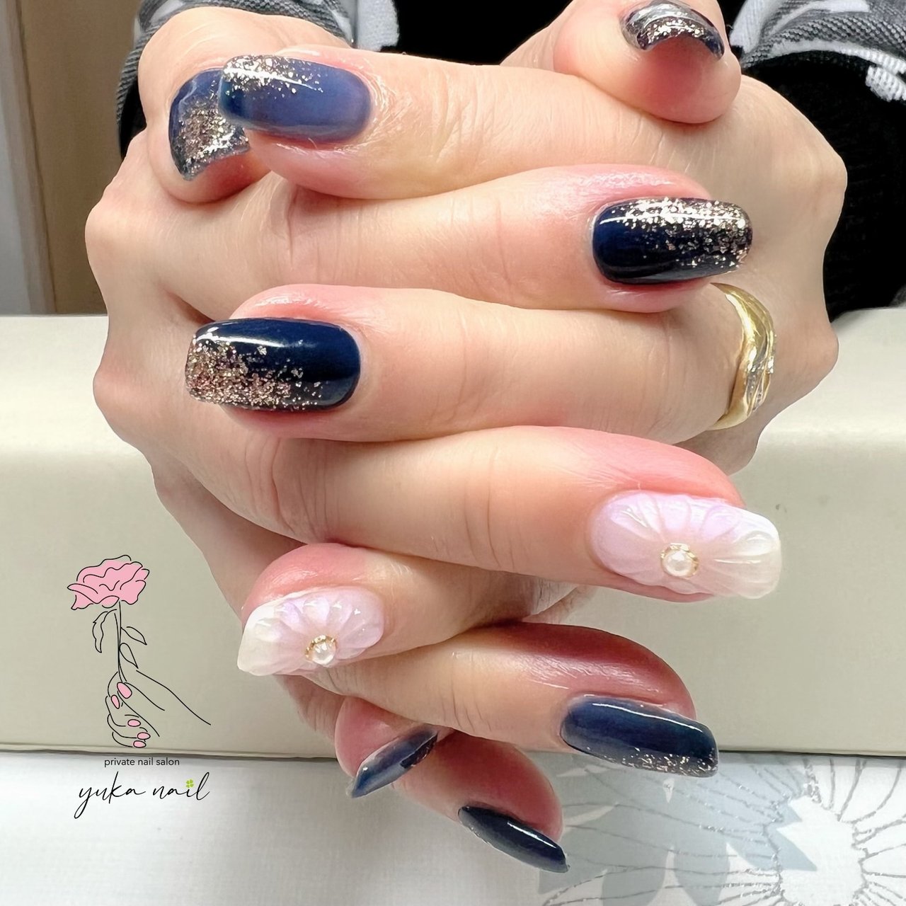 オールシーズン ハンド フラワー ホワイト ネイビー Yuka Nailのネイルデザイン No ネイルブック