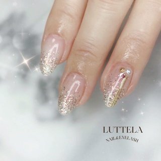 ラメ ゴールド 白グラデーションのネイルデザイン ネイルブック