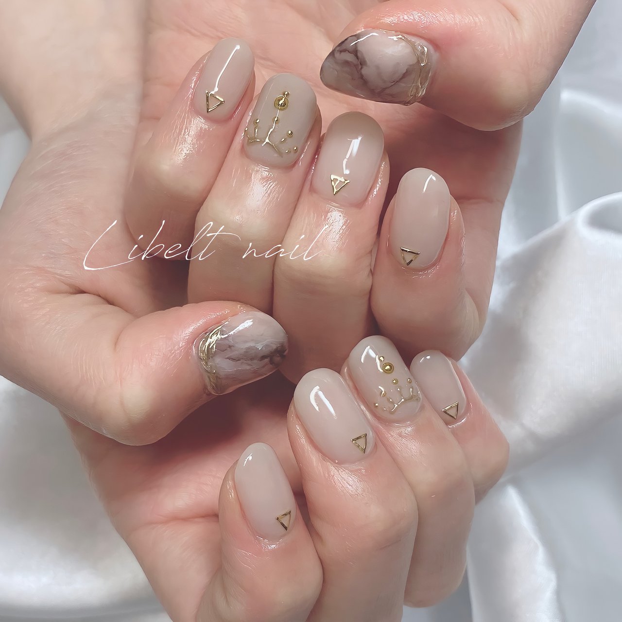 シンプル 大理石 ミラー グレージュ ゴールド Satomiのネイルデザイン No ネイルブック