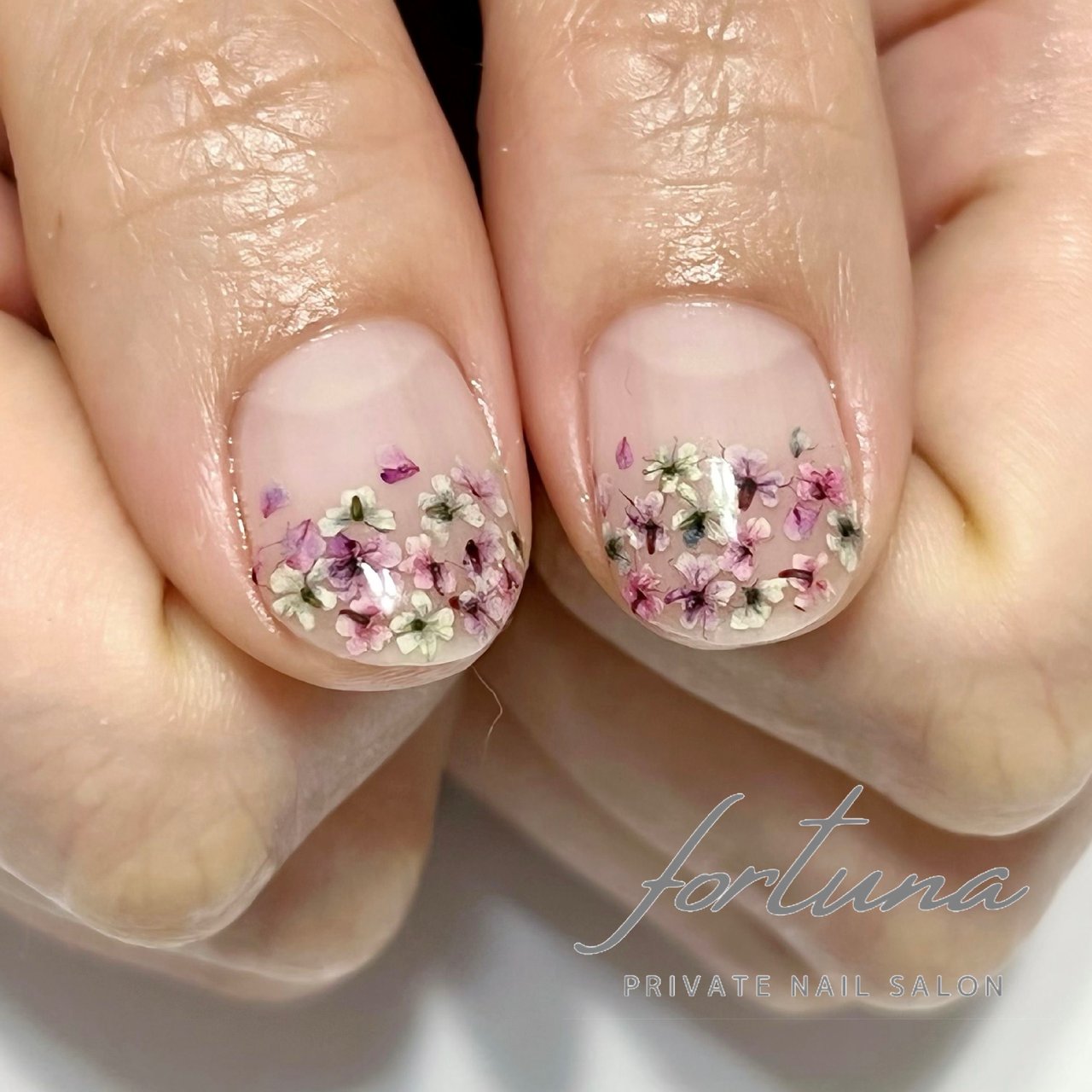 グラデーション 押し花 ベージュ ピンク Fortuna フォルトゥーナ のネイルデザイン No ネイルブック