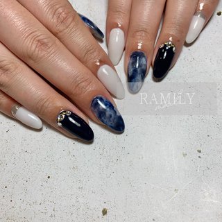 ホワイト ネイビー ゴールドのネイルデザイン ネイルブック