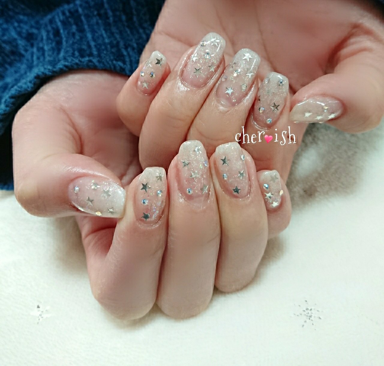 ハンド グラデーション ホログラム ラメ 星 Private Nail Salon Cher Ishのネイルデザイン No ネイルブック