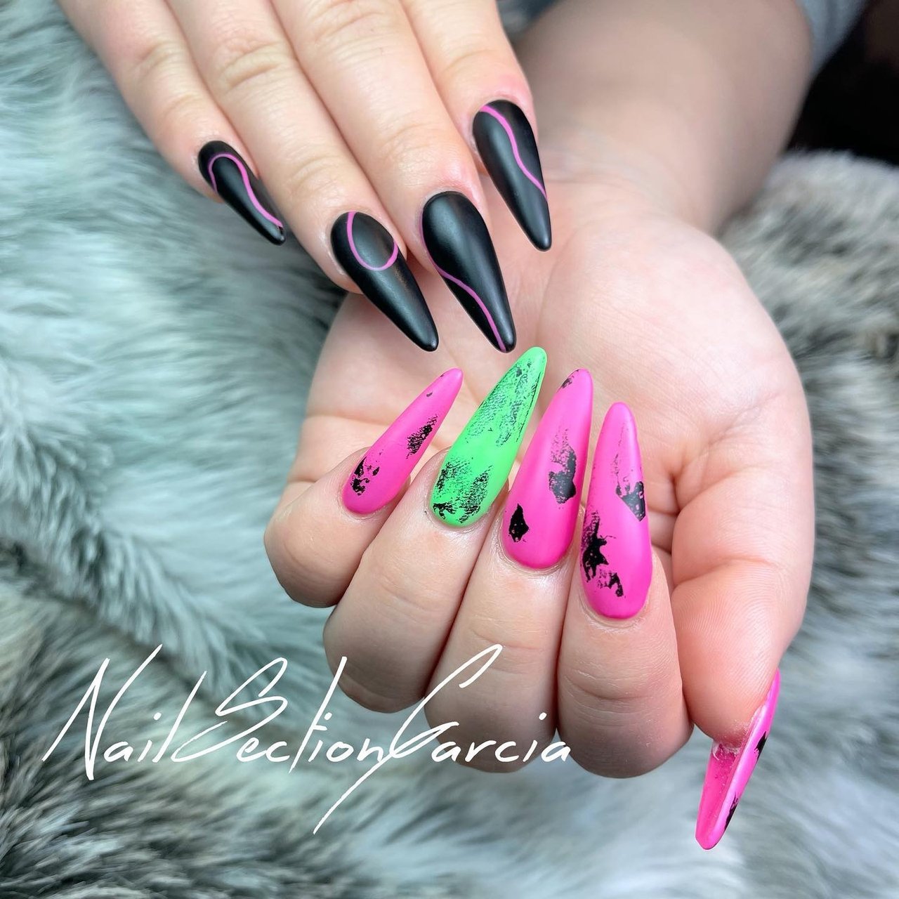 ハンド ワンカラー ミディアム ブラック ネオンカラー Nailsectiongarciaのネイルデザイン No ネイルブック