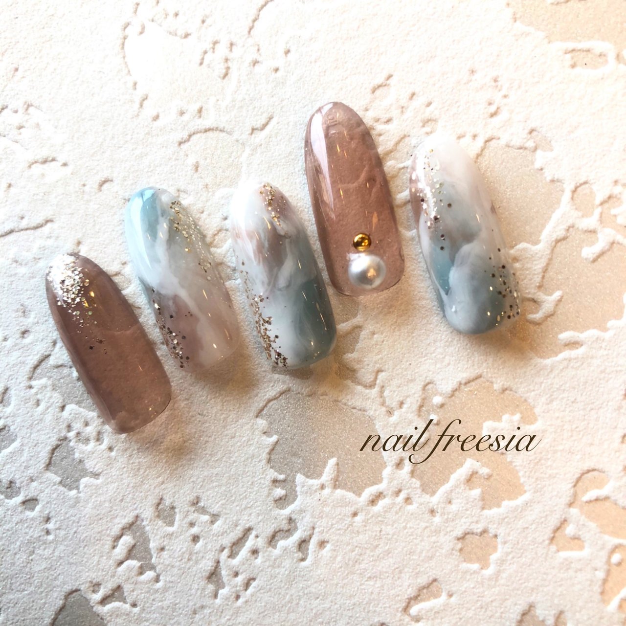 春 ハンド ホワイト 水色 ブラウン Nail Freesia ネイルフリージアのネイルデザイン No ネイルブック