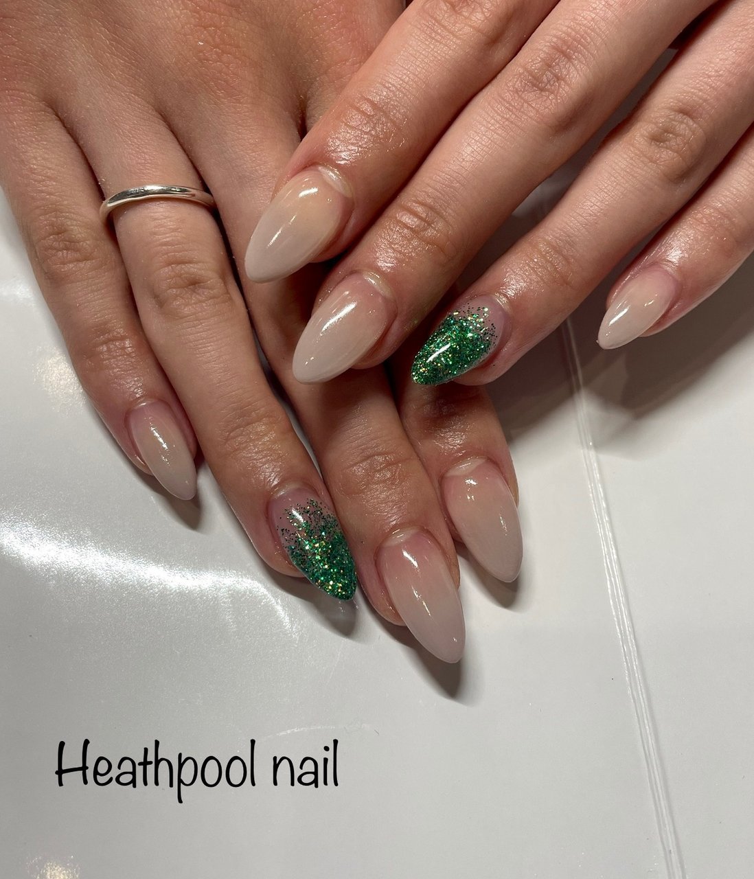 ハンド グラデーション ラメ グリーン グレージュ Heathpoolnailのネイルデザイン No ネイルブック