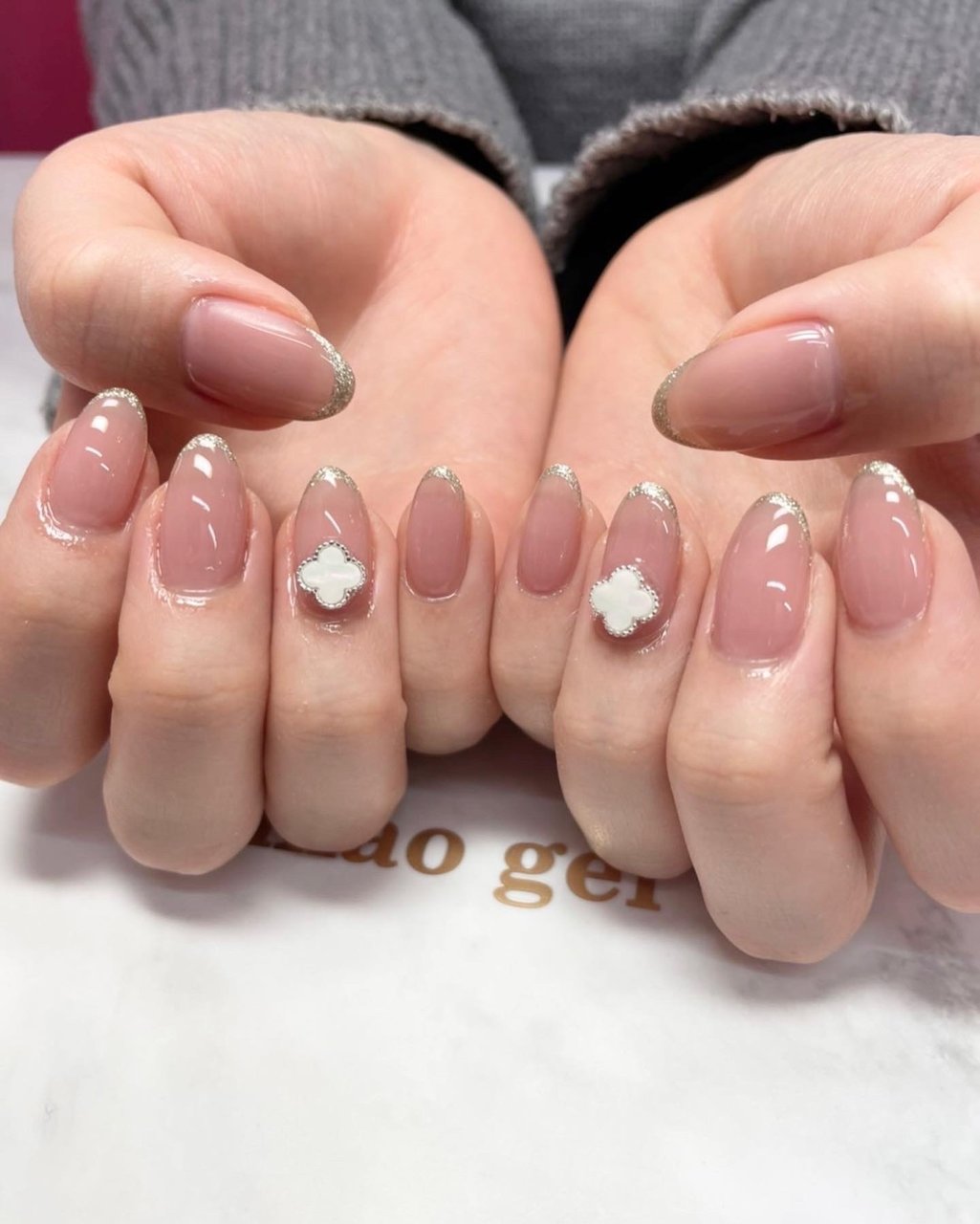 春 ハンド フレンチ ラメ ミディアム Irish Nail 久屋大通店 アイリッシュネイル パラジェル登録サロン Mao Jel導入サロン のネイルデザイン No ネイルブック