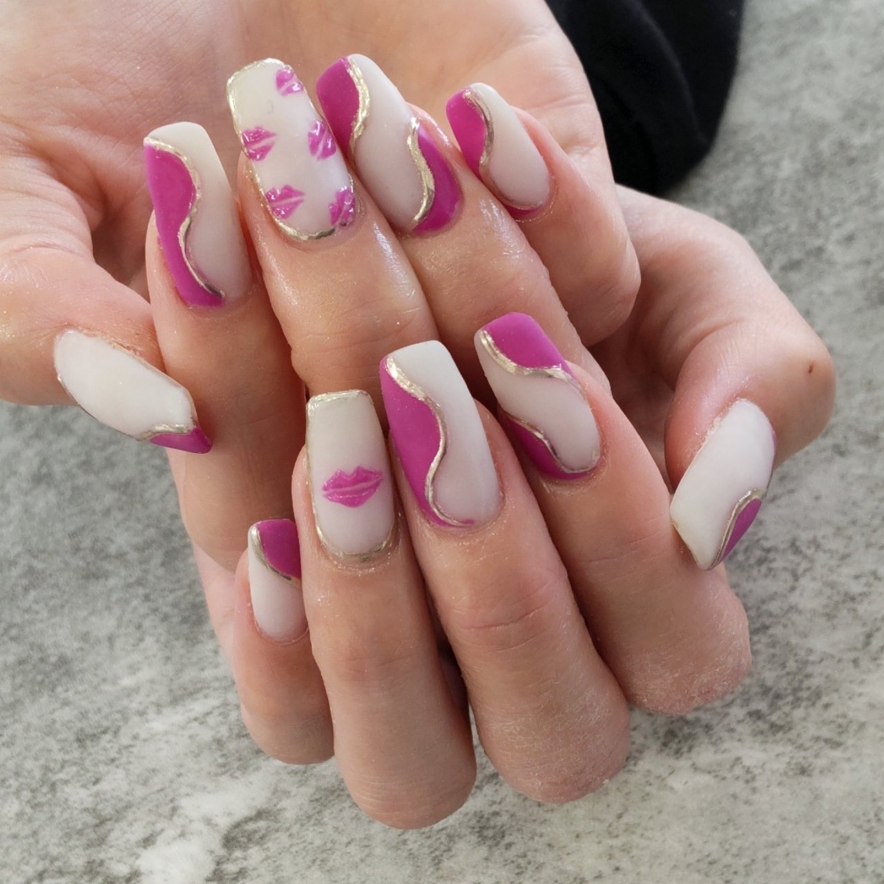 オールシーズン ハンド ロング ゴールド ジェルネイル Kishiのネイルデザイン No ネイルブック