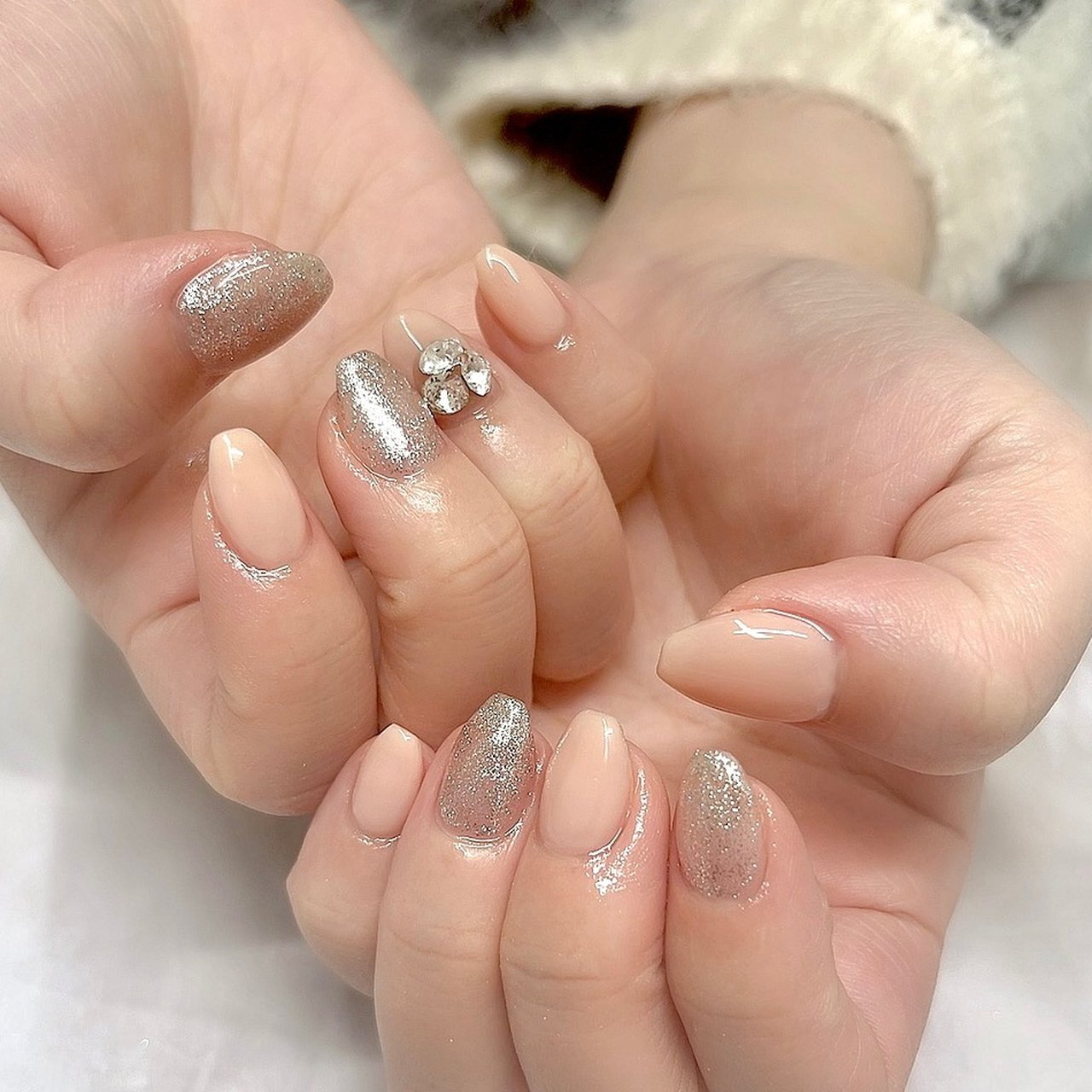 ベージュ シルバー Crystal R Nail Salon のネイルデザイン No ネイルブック