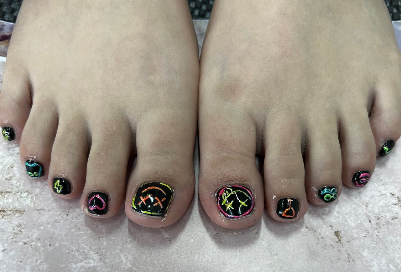 オールシーズン フット ブラック ネオンカラー ジェルネイル Chr のネイルデザイン No ネイルブック