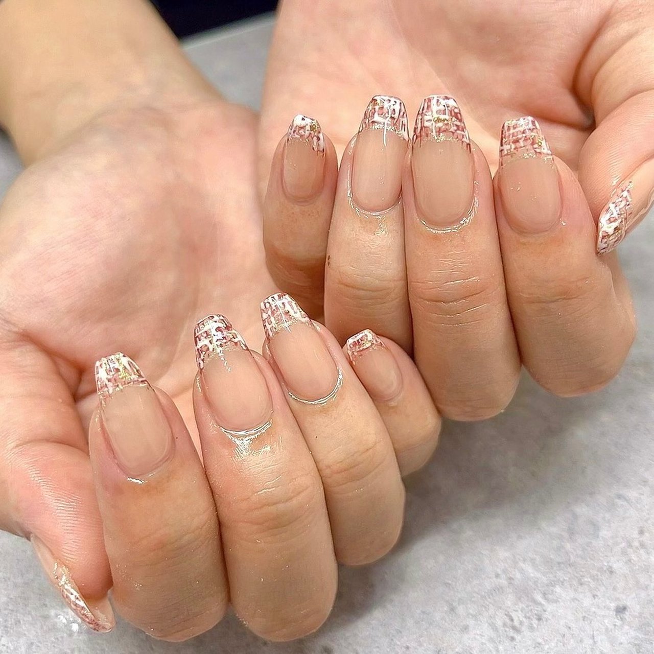 ベージュ レッド Crystal R Nail Salon のネイルデザイン No ネイルブック