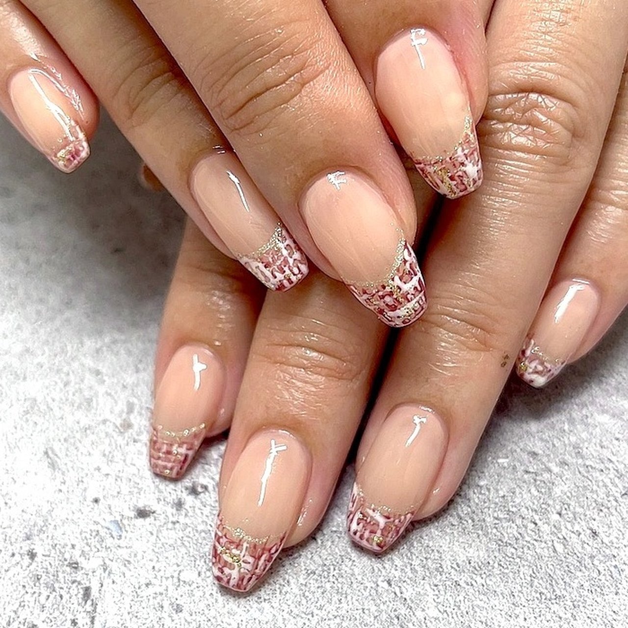 ベージュ レッド Crystal R Nail Salon のネイルデザイン No ネイルブック