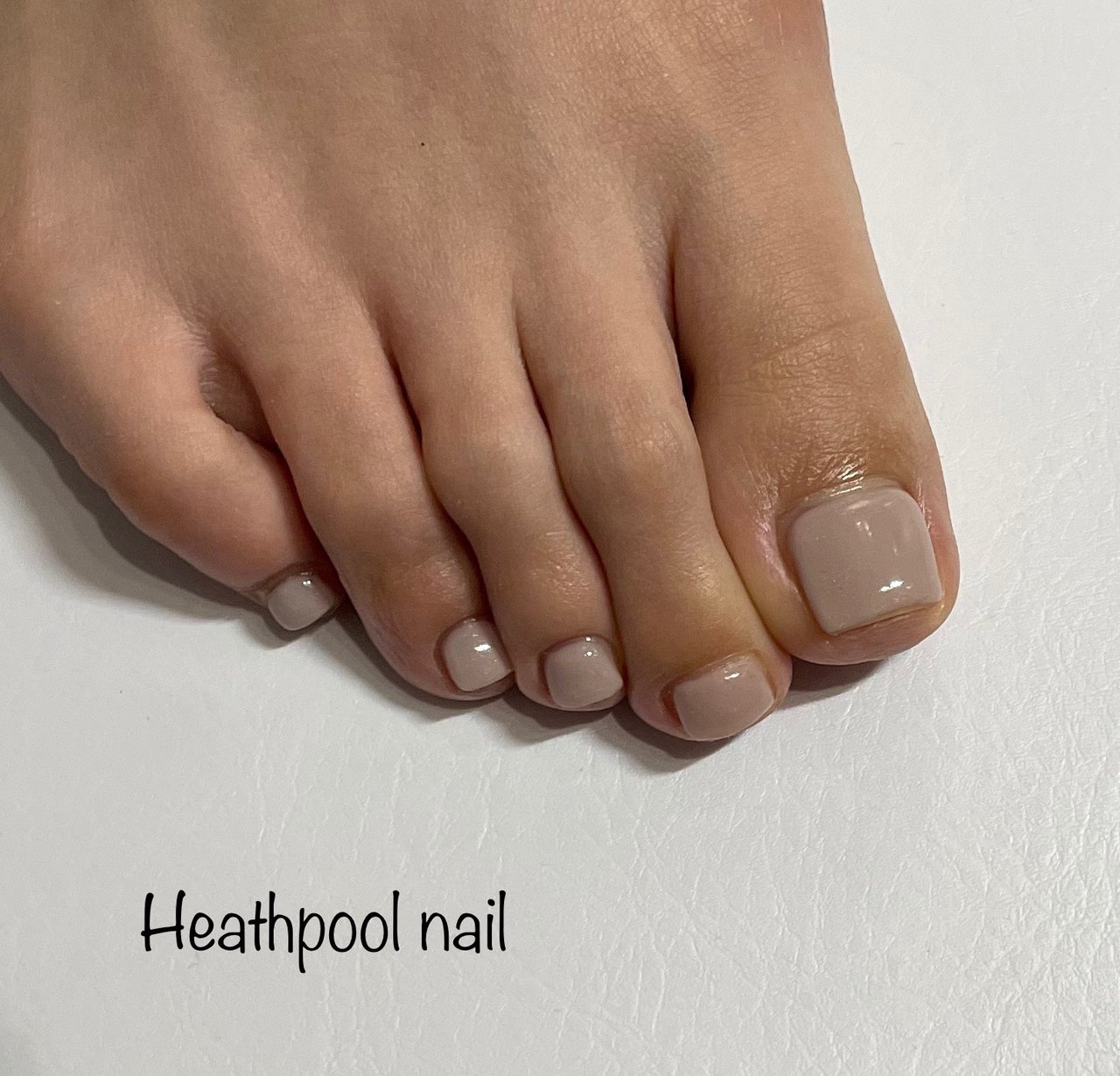 フット ワンカラー グレージュ ジェルネイル Heathpoolnailのネイルデザイン No ネイルブック