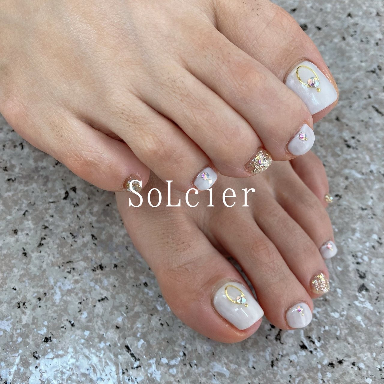 フット ビジュー ワンカラー ホワイト ゴールド Solcier ソルシエ のネイルデザイン No ネイルブック