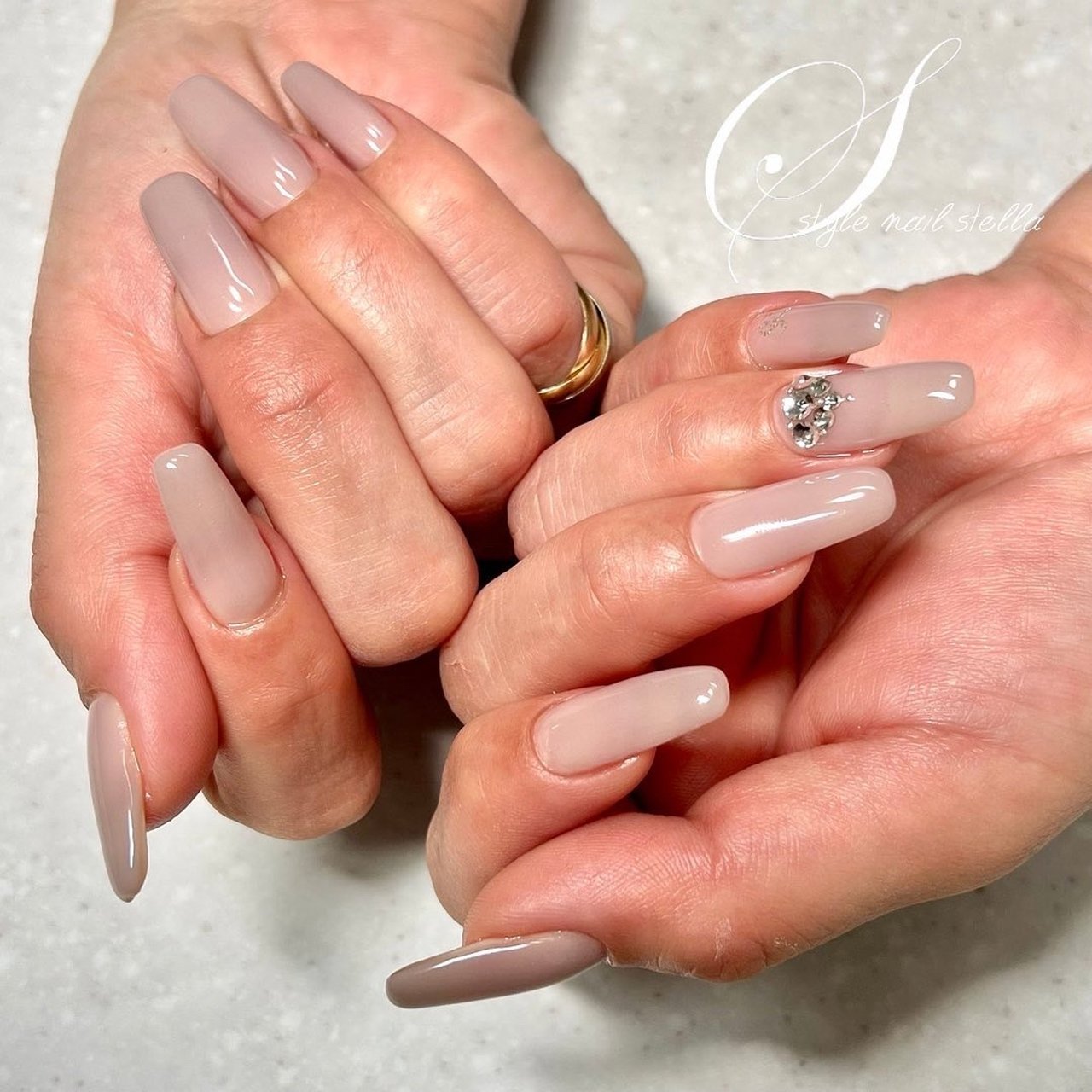 オールシーズン ハンド シンプル ビジュー ワンカラー 地爪育成サロン Stella Richのネイルデザイン No ネイルブック