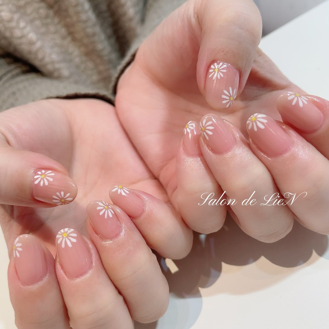 春 オフィス ハンド シンプル フラワー Salon De Lien サロンドリアン のネイルデザイン No ネイルブック