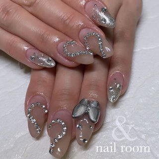 ワンホンネイル💅✨ 
ハートがなかなか
揃わなくてお客様と指攣るくらい
動かして頂きました😂💗

ありがとうございました✨

参考画像より…📸
✁┈┈┈┈┈┈┈┈┈┈┈┈．
今まで通り衛生管理を徹底して
営業させて頂いております😊
御来店の際にはお客様にも
手洗い･マスク着用をお願いしております。

また、アートネイルをするお客様には
オフセットの購入をおすすめしております。
まずは移らない･移さない努力を
続ける事は大切ですが
少しでもアートを楽しみ
自分の身も守る為に体調を崩された場合
ご自身でネイルオフをして
病院に向かって頂きたいと思ってます。
詳しい事はまた施術の際に
お伝えさせて頂いております😊

#福井ネイル#ネイルサロン福井#アートし放題#ジェルネイル#ジェリップ取り扱い店#美爪#艶々ワンカラー#綺麗のお手伝いさせてください#nailroomand#お爪のお悩み解決します#kokoist#フットネイル#デコラティブネイル#アイスネイル#ニュアンス#クリアフレンチ#マグネットジェル#マグネットネイル#韓流ネイル#蝶々ネイル.＃氷ネイル#クリアフレンチ #シェルネイル #ニュアンスネイル#ファイヤーネイル#ぶどうネイル#ウェディングネイルアート#ワンホンネイル＃中国ネイル #春 #夏 #入学式 #ブライダル #ハンド #シンプル #ビジュー #ハート #ミディアム #ホワイト #グレージュ #グレー #ジェルネイル #お客様 #nailroom ＆ #ネイルブック