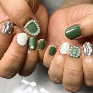 くすみカーキニュアンスゴールドネイル 砂ジェル ミラー 韓国 ちゅるん