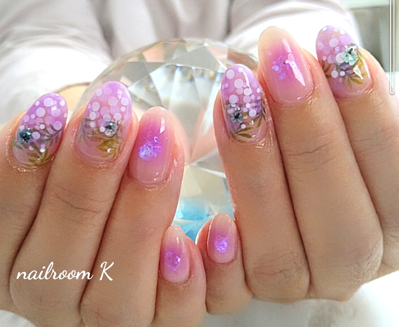 春 ホログラム フラワー チーク ベージュ Nailroom Kのネイルデザイン No ネイルブック