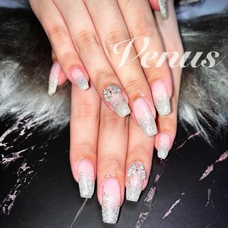 フラッシュとシルバーラメの グラデーションネイル💅

蝶々をつけて‥💅❤️笑
ワンポイントの蝶々が
めちゃくちゃかわいいです✨

いつもありがとうございます🙇‍♀️
ご来店ありがとうございました🙇‍♀️
お問い合わせは
@venus0729n

#ラメグラデーション 
#フラッシュネイル 
#ちょうちょネイル 
#ちょうちょパーツ 
#グラデーション #オールシーズン #オフィス #ブライダル #パーティー #ハンド #グラデーション #ラメ #ミディアム #ホワイト #シルバー #ジェルネイル #*✿ℕ𝕆ℝ𝕀𝕂𝕆✿* #ネイルブック