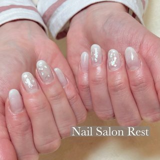 シェル 貝殻 白グラデーションのネイルデザイン ネイルブック