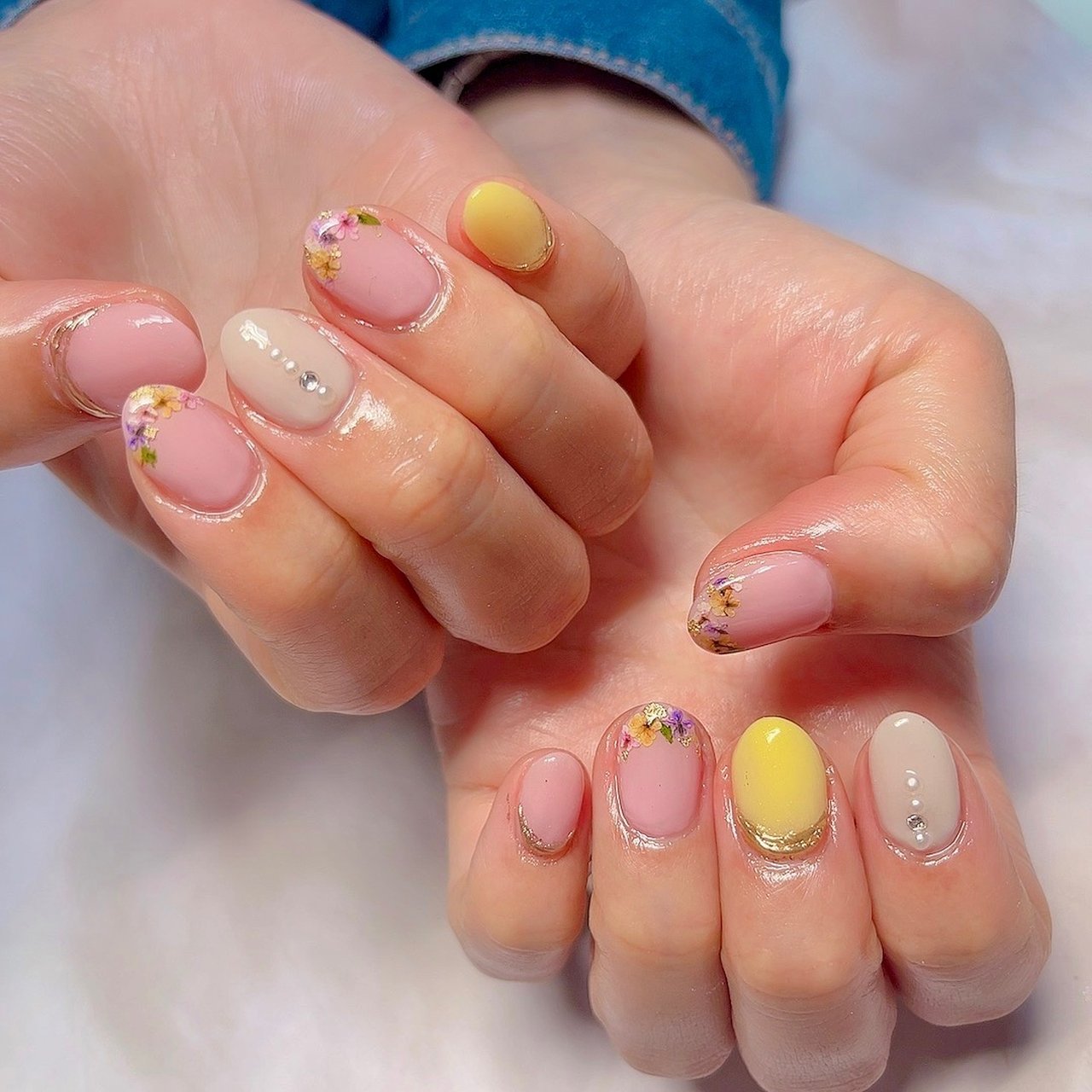 ピンク イエロー Crystal R Nail Salon のネイルデザイン No ネイルブック