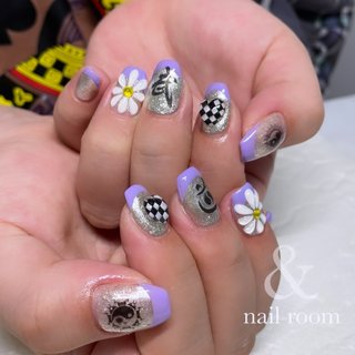 フレンチネイル💅 
ぷっくりお花と漢字の斬新な
コラボ🌼😆

誰とも被らないネイルですね✨

参考画像より…📸
✁┈┈┈┈┈┈┈┈┈┈┈┈．
今まで通り衛生管理を徹底して
営業させて頂いております😊
御来店の際にはお客様にも
手洗い･マスク着用をお願いしております。

また、アートネイルをするお客様には
オフセットの購入をおすすめしております。
まずは移らない･移さない努力を
続ける事は大切ですが
少しでもアートを楽しみ
自分の身も守る為に体調を崩された場合
ご自身でネイルオフをして
病院に向かって頂きたいと思ってます。
詳しい事はまた施術の際に
お伝えさせて頂いております😊

#福井ネイル#ネイルサロン福井#アートし放題#ジェルネイル#ジェリップ取り扱い店#美爪#艶々ワンカラー#綺麗のお手伝いさせてください#nailroomand#お爪のお悩み解決します#kokoist#フットネイル#デコラティブネイル#アイスネイル#ニュアンス#クリアフレンチ#マグネットジェル#マグネットネイル#韓流ネイル#蝶々ネイル.＃氷ネイル#クリアフレンチ #シェルネイル #ニュアンスネイル#ファイヤーネイル#ぶどうネイル#ウェディングネイルアート#ワンホンネイル＃中国ネイル #春 #夏 #旅行 #海 #ハンド #フレンチ #変形フレンチ #フラワー #ショート #パープル #シルバー #カラフル #ジェルネイル #お客様 #nailroom ＆ #ネイルブック