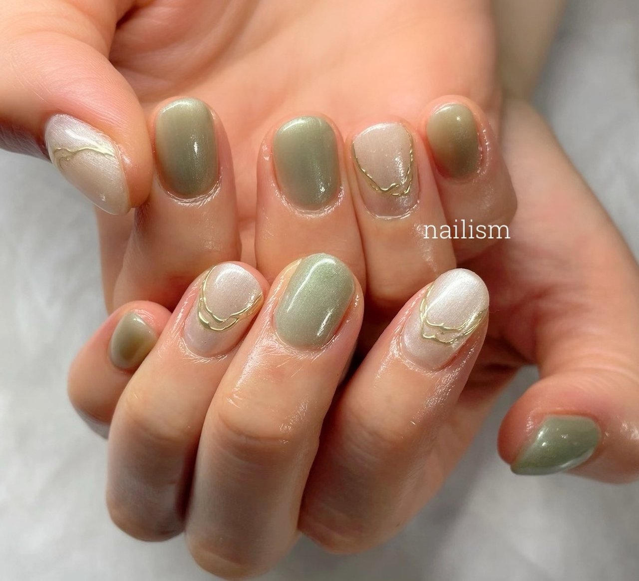 ホワイト/グリーン/ゴールド - nail ism ネイルイズムのネイルデザイン