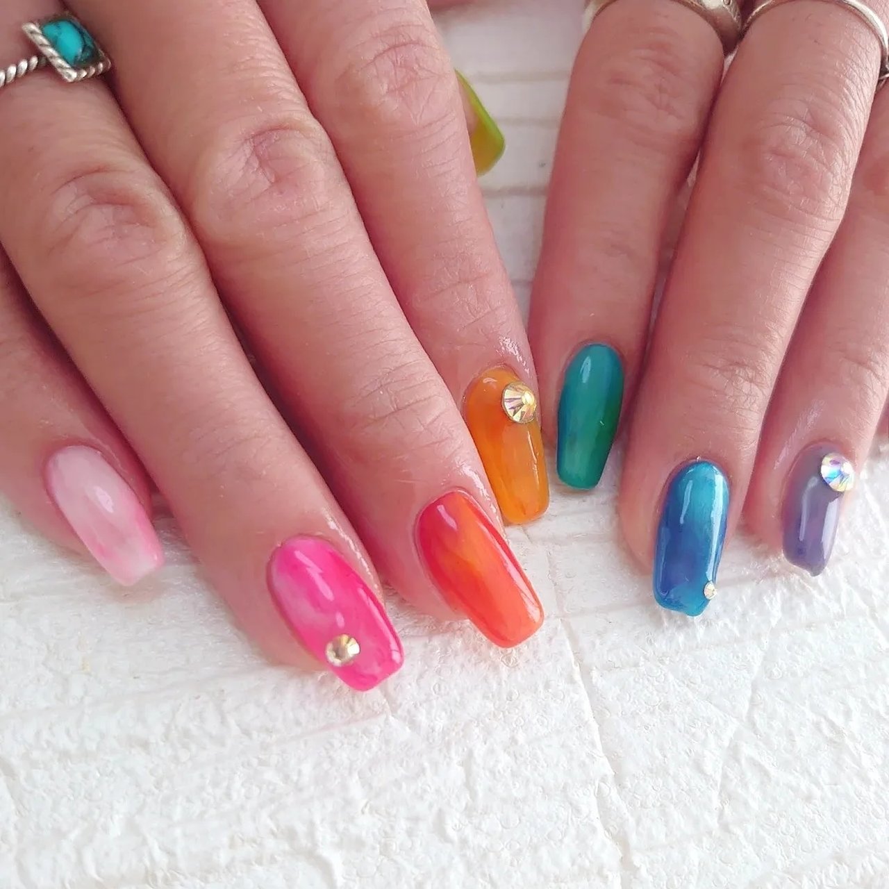 ハンド/シンプル/ニュアンス/ミディアム/カラフル - toyのネイル