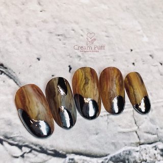 《Woody Mirror》 丸み先端ミラーで可愛く💕

動画でミラーを手早く綺麗に作れるアイテムを紹介しています。
動画の続きはリールで🎥

使用材料
gellyfit：All Kill Black
dinagel：Silver Powder
TRINA：Non Wipe Liner Top
Presto：Nonwipe Topgel
Cray：Blu•Tack

＊＊＊＊＊＊＊＊＊＊＊＊＊＊＊＊
吉祥寺ネイルサロンCream Puff
〜誰とも被らない個性派ネイルを〜

#個性派ネイル#濃いネイル#木目調#木目ネイル#ウッドネイル#ミラーネイル#Woodnails#Woodymirror#リアルウッド#先端ミラー#Howto動画#チュートリアル #春 #夏 #秋 #冬 #フレンチ #変形フレンチ #マット #木目調 #ミラー #ブラウン #シルバー #メタリック #CreamPuff／青梅店 #ネイルブック