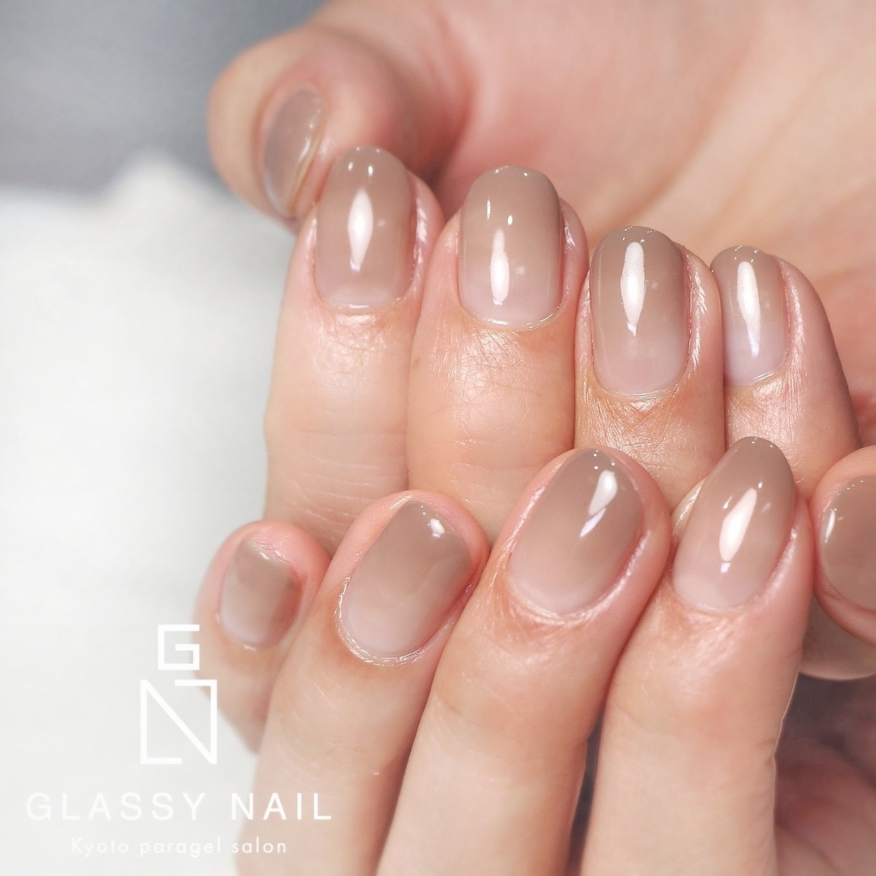 オールシーズン オフィス ハンド ブラウン グレージュ Glassy Nailのネイルデザイン No ネイルブック