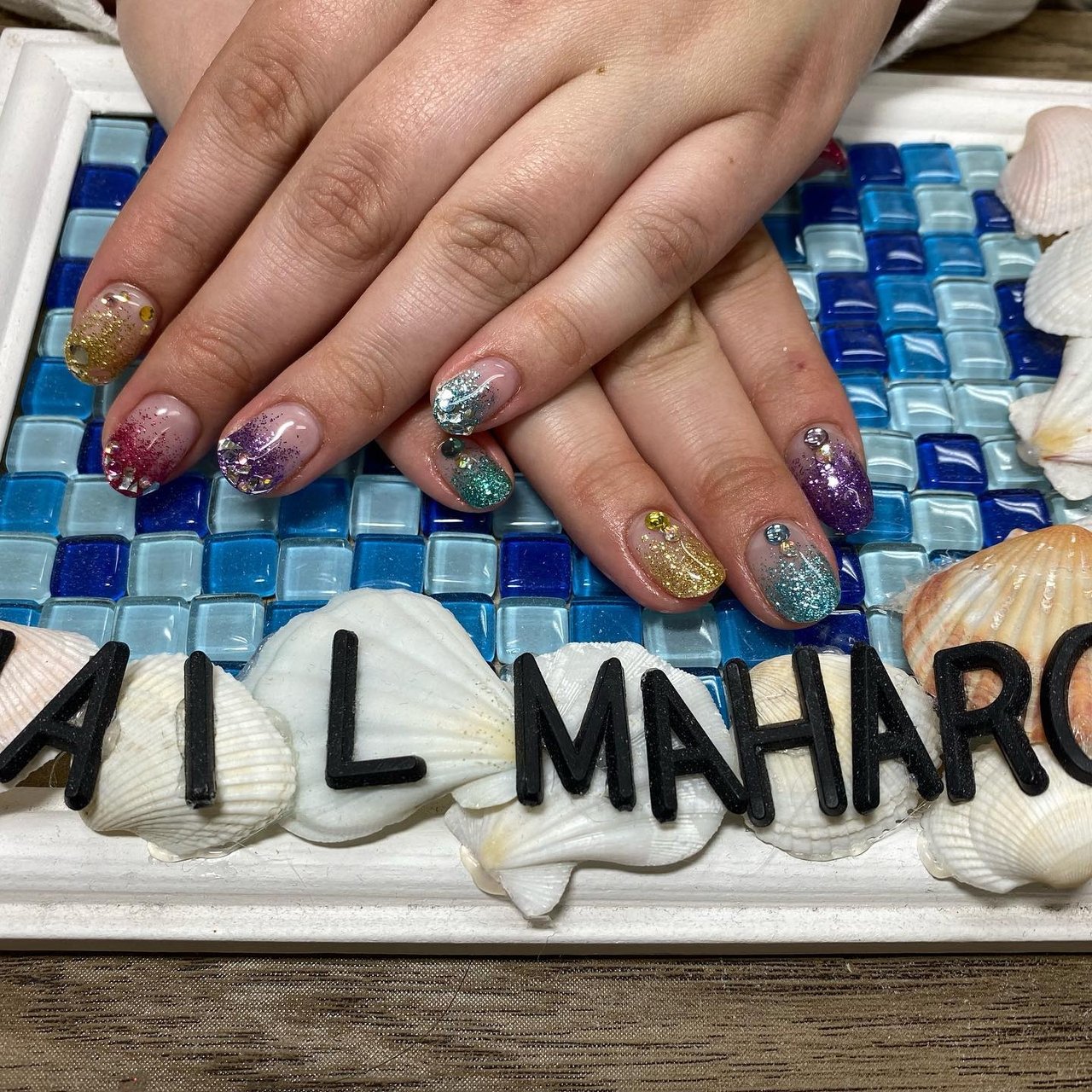 夏 ハンド グラデーション カラフル ジェルネイル Nail Maharo Hitomiのネイルデザイン No ネイルブック