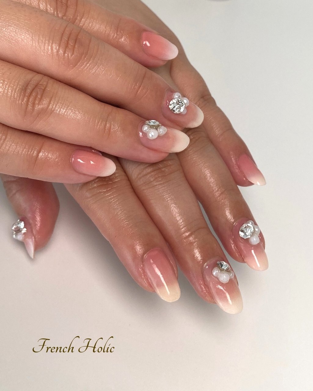 オールシーズン ハンド グラデーション ビジュー ミディアム 完全予約制プライベートネイルサロンfrench Holicのネイル デザイン No ネイルブック