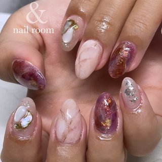天然石風ネイル❤︎ 
奥行きが出るように混ぜ込み入れ込み✨

アメジストみたいでパワーンストーン
みたいにいい事ありますように🎶¨̮⑅*

参考画像より…📸
✁┈┈┈┈┈┈┈┈┈┈┈┈．
今まで通り衛生管理を徹底して
営業させて頂いております😊
御来店の際にはお客様にも
手洗い･マスク着用をお願いしております。

また、アートネイルをするお客様には
オフセットの購入をおすすめしております。
まずは移らない･移さない努力を
続ける事は大切ですが
少しでもアートを楽しみ
自分の身も守る為に体調を崩された場合
ご自身でネイルオフをして
病院に向かって頂きたいと思ってます。
詳しい事はまた施術の際に
お伝えさせて頂いております😊

#福井ネイル#ネイルサロン福井#アートし放題#ジェルネイル#ジェリップ取り扱い店#美爪#艶々ワンカラー#綺麗のお手伝いさせてください#nailroomand#お爪のお悩み解決します#kokoist#フットネイル#デコラティブネイル#アイスネイル#ニュアンス#クリアフレンチ#マグネットジェル#マグネットネイル#韓流ネイル#蝶々ネイル.＃氷ネイル#クリアフレンチ #シェルネイル #ニュアンスネイル#ファイヤーネイル#ぶどうネイル#ウェディングネイルアート#ワンホンネイル＃中国ネイル #夏 #旅行 #梅雨 #海 #ハンド #タイダイ #大理石 #ニュアンス #ミディアム #オーバル #ホワイト #ネイビー #パープル #ジェルネイル #お客様 #nailroom ＆ #ネイルブック