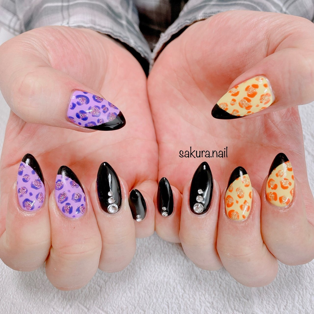 ハンド 変形フレンチ ビジュー アニマル柄 イエロー Sakura Nailのネイルデザイン No ネイルブック