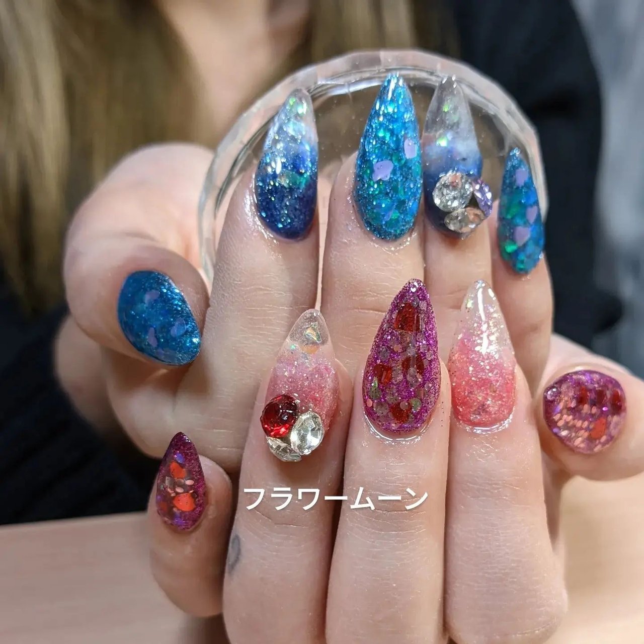 ハンド グラデーション ビジュー ホログラム ミディアム Flowermoon Emiのネイルデザイン No ネイルブック