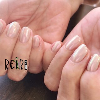 #ナチュラルホワイトネイル に#ミラー　💕 
#70代のお客様 #マーメイドミラーネイル #ワンカラー #全面ミラー #ホワイトネイル #ショートネイル #上品大人ネイル #年齢問わず #飽きないネイルデザイン #オールシーズン #オフィス #ブライダル #ハンド #ミラー #ショート #ラウンド #ホワイト #ジェルネイル #お客様 #レイールディッチャ　ネイルサロン&スクール #ネイルブック