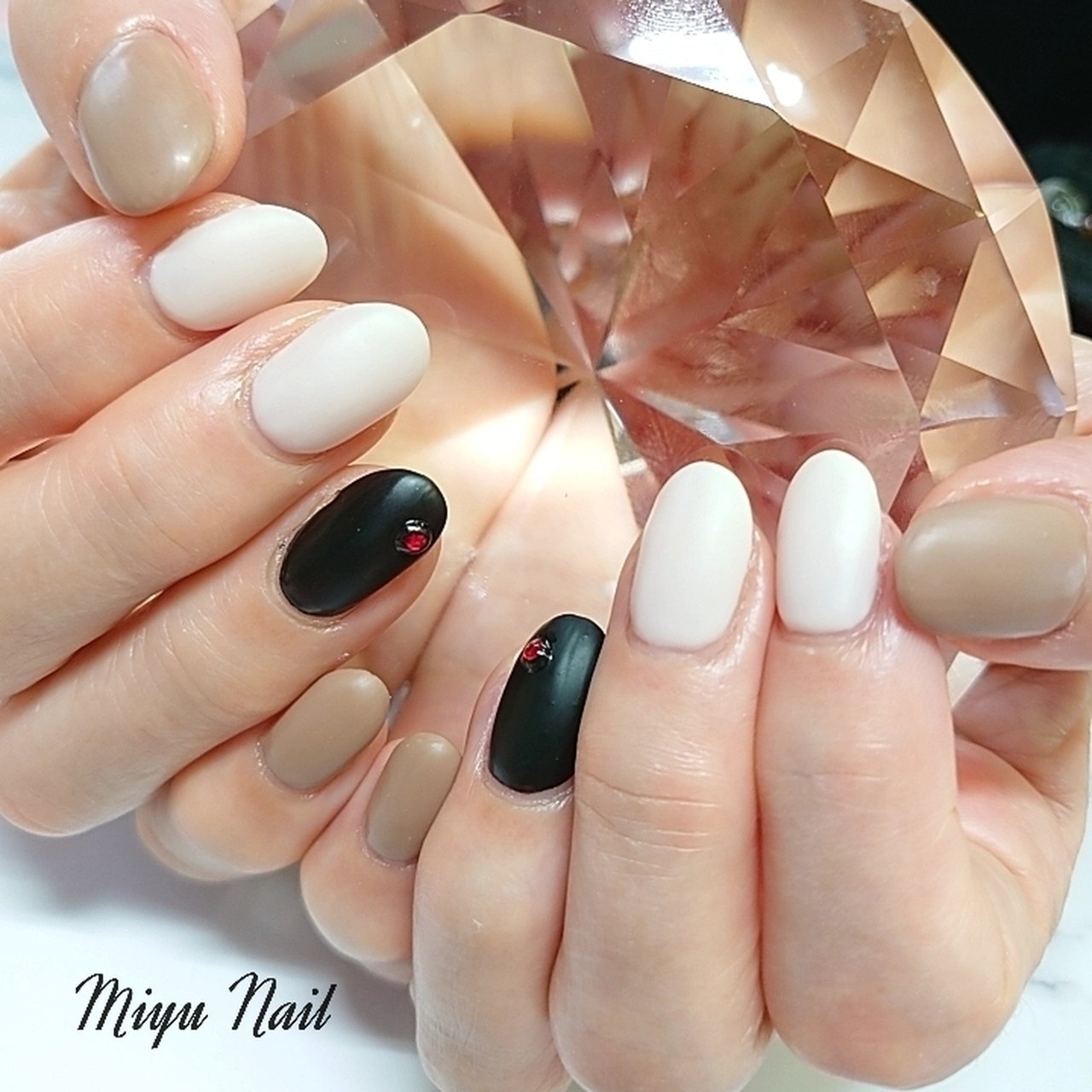 オールシーズン ハンド シンプル ビジュー マット Miyu Nailのネイルデザイン No ネイルブック