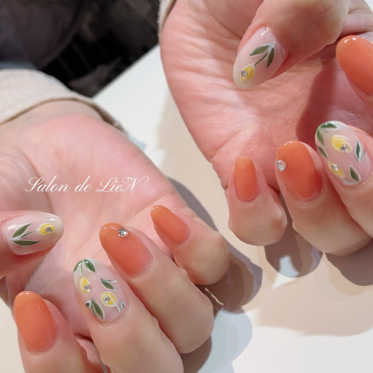 春 夏 シンプル フラワー オレンジ Salon De Lien サロンドリアン のネイルデザイン No ネイルブック