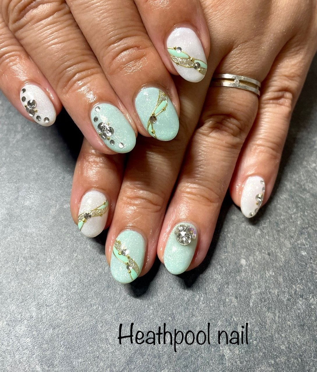 ハンド ホワイト グリーン ゴールド ジェルネイル Heathpoolnailのネイルデザイン No ネイルブック